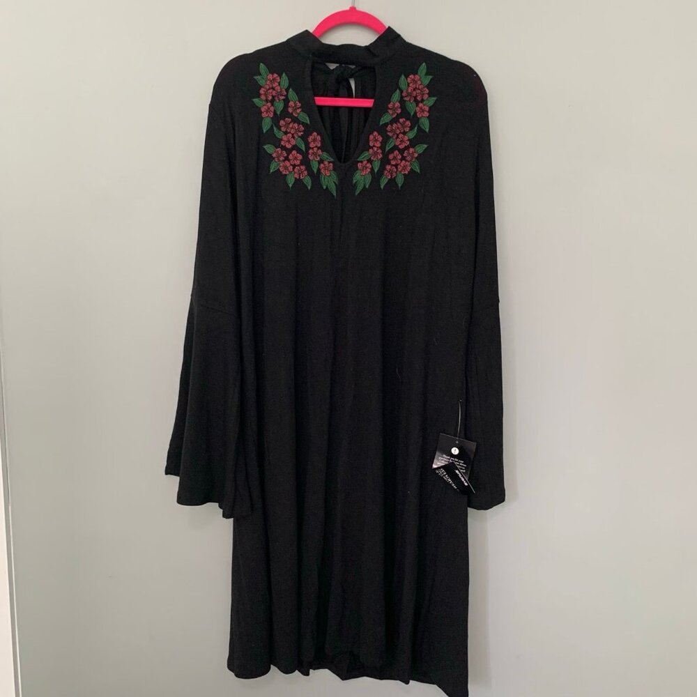 NEW Avenue Knit Dress‎ Women 26/28 Black Floral Embroidered Bell Sleeve Keyhole